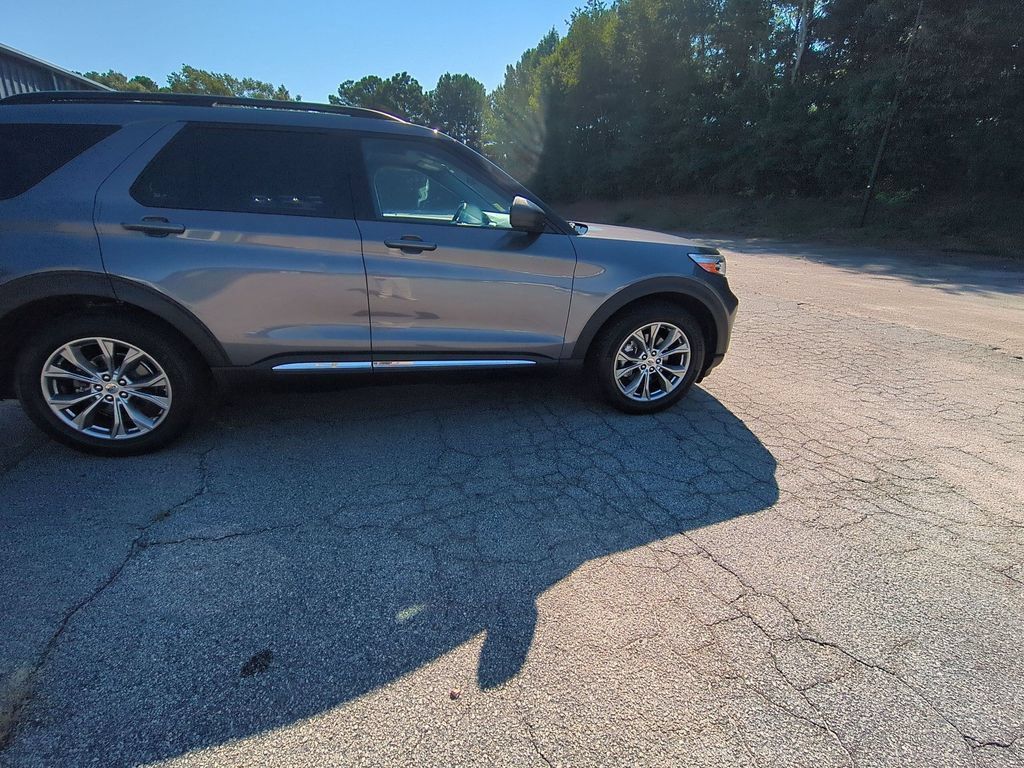 Certified 2021 Ford Explorer XLT w/ Equipment Group 202A RWD image 4