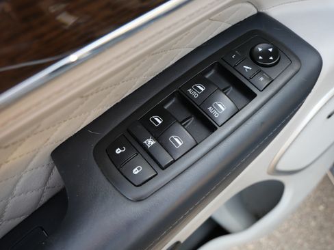 Used 2019 Jeep Grand Cherokee Summit AWD/4WD image 22