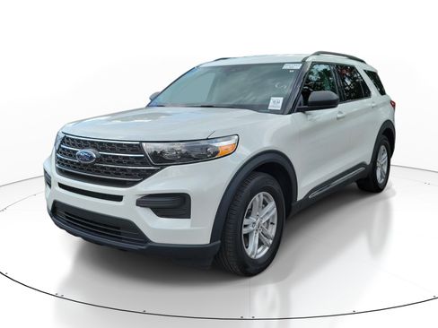 Used 2024 Ford Explorer XLT RWD image 3