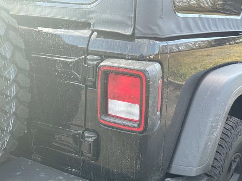 Used 2021 Jeep Wrangler Unlimited Willys image 12