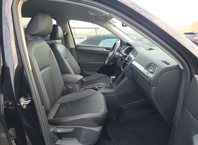 Used 2024 Volkswagen Tiguan SE AWD/4WD image 12