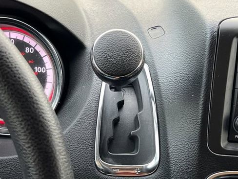 Used 2018 Dodge Grand Caravan SE w/ UConnect Hands-Free Group image 24