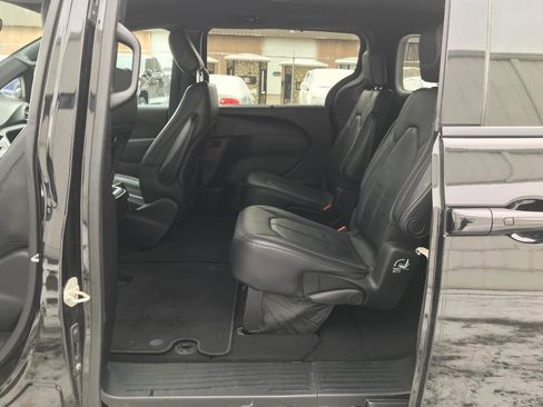 Used 2018 Chrysler Pacifica Touring-L w/ Premium Audio Group image 27