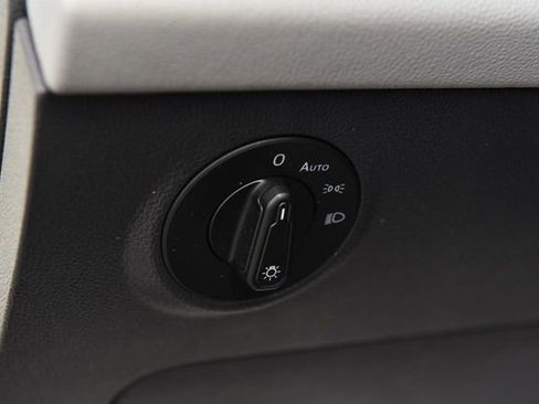 Certified 2023 Volkswagen Taos SE image 10