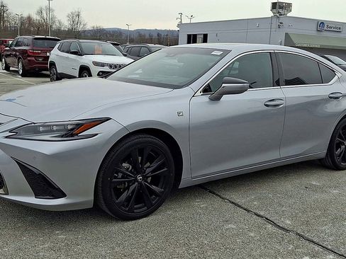Used 2023 Lexus ES 300h F Sport image 4