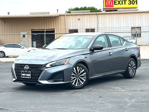 Used 2025 Nissan Altima 2.5 SV FWD image 2