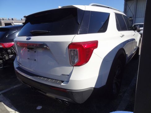 Certified 2020 Ford Explorer Platinum w/ Premium Technology Package image 5