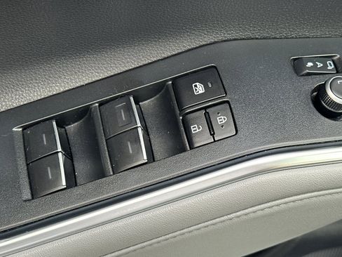 Used 2023 Toyota Highlander Limited image 12