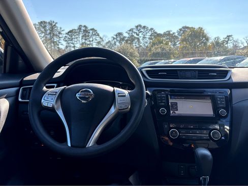 Used 2015 Nissan Rogue SV w/ SV Premium Package image 4