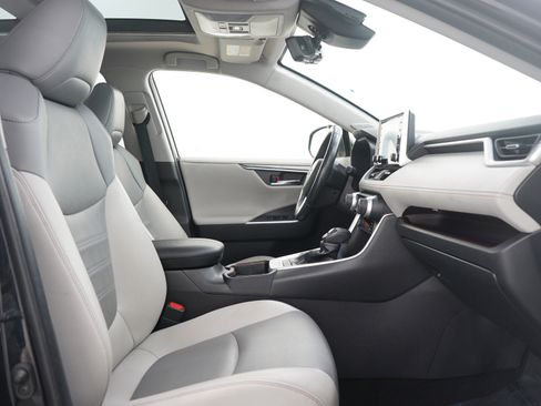 Used 2019 Toyota RAV4 Limited w/ Advanced Technology Package image 13