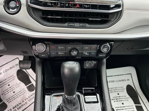 Used 2025 Jeep Compass Limited image 19