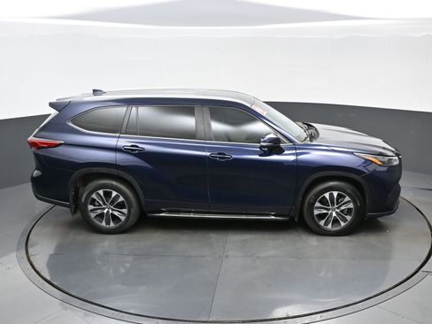 Used 2023 Toyota Highlander XLE AWD/4WD image 40