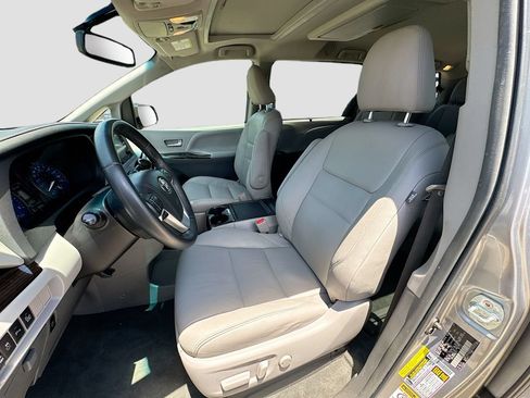 Used 2017 Toyota Sienna XLE Premium FWD image 25
