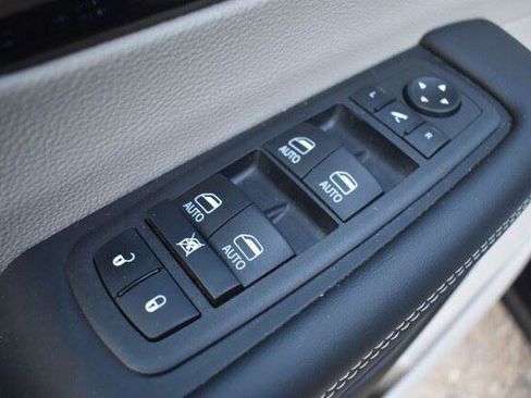 Used 2023 Chrysler Pacifica Limited AWD/4WD image 26