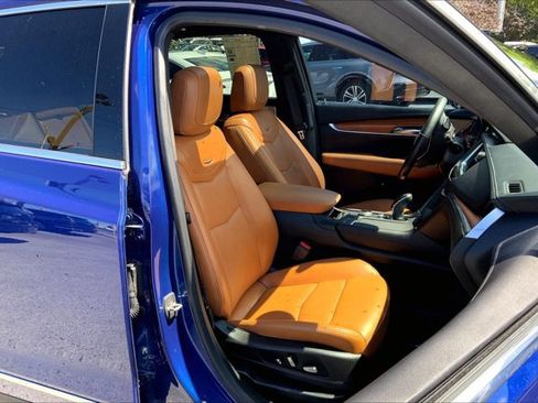 Used 2023 Cadillac XT5 Premium Luxury w/ Technology Package AWD/4WD image 6