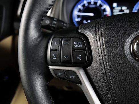 Used 2018 Toyota Highlander AWD V6 image 17