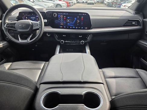 Used 2025 Chevrolet Suburban Z71 AWD/4WD image 12