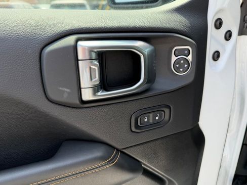 Used 2025 Jeep Wrangler Unlimited Sahara AWD/4WD image 16