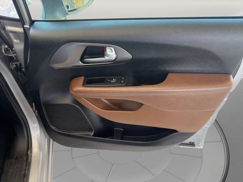 Used 2017 Chrysler Pacifica Limited w/ Advanced Safetytec Group FWD image 17