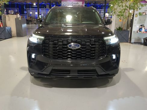Used 2025 Ford Explorer ST-Line w/ ST-Line Street Pack AWD/4WD image 3