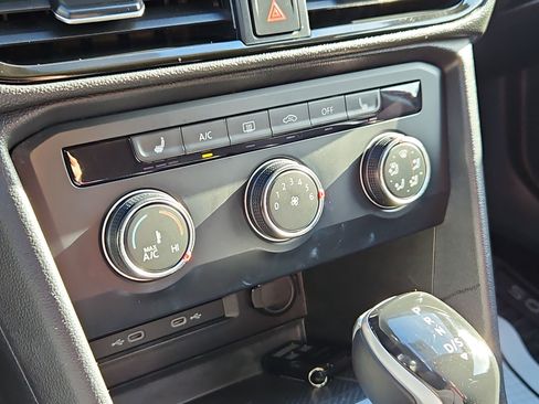 Used 2022 Volkswagen Taos SE image 21