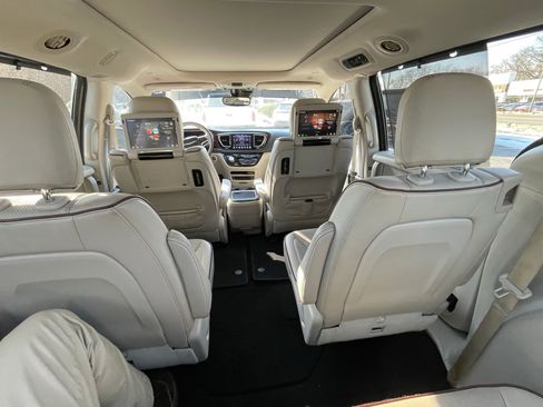 Used 2019 Chrysler Pacifica Limited w/ Tire & Wheel Group image 18