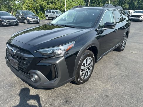 Used 2023 Subaru Outback Premium image 7