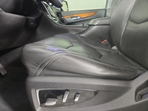 Used 2017 Cadillac Escalade ESV Luxury image 36