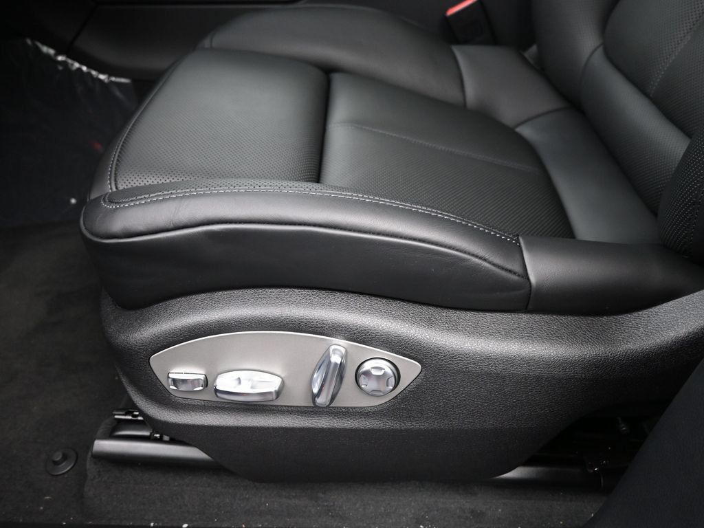 Certified 2025 Porsche Macan AWD/4WD image 7