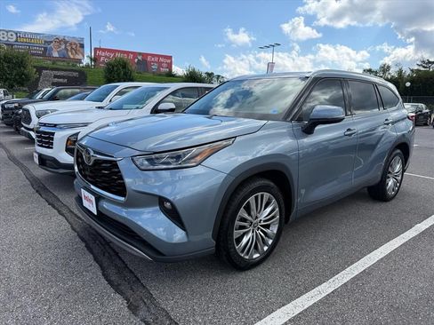 Used 2022 Toyota Highlander Platinum FWD image 2