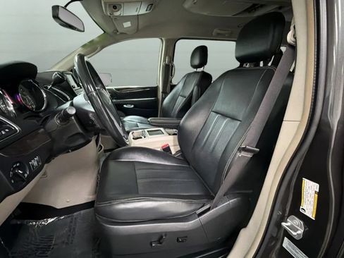 Used 2016 Chrysler Town & Country Touring FWD image 19