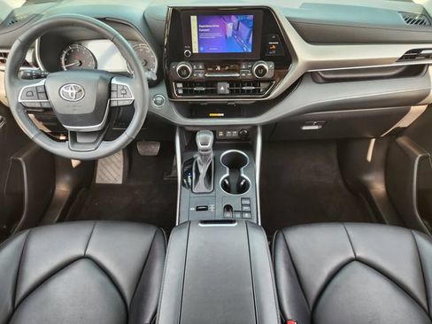 Used 2023 Toyota Highlander XLE FWD image 19
