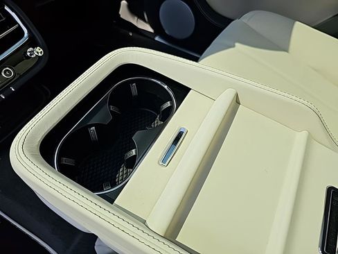 New 2024 Bentley Bentayga Extended Wheelbase image 32