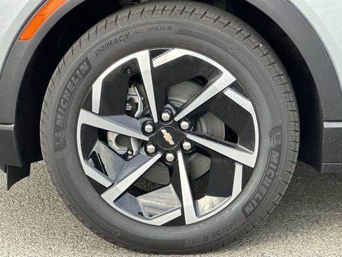 New 2026 Chevrolet Equinox EV LT image 32