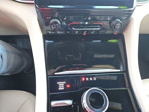 Used 2024 Jeep Grand Cherokee Limited image 16