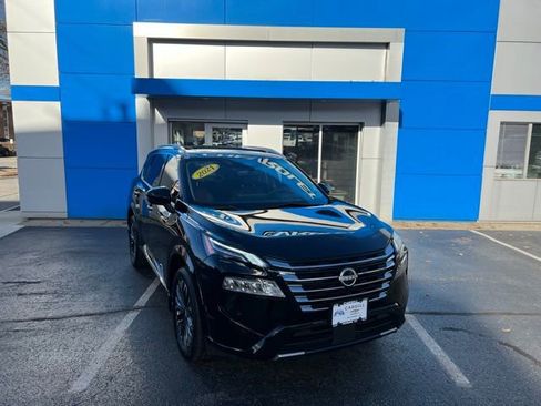 Used 2024 Nissan Rogue Platinum w/ Platinum Premium Package image 3