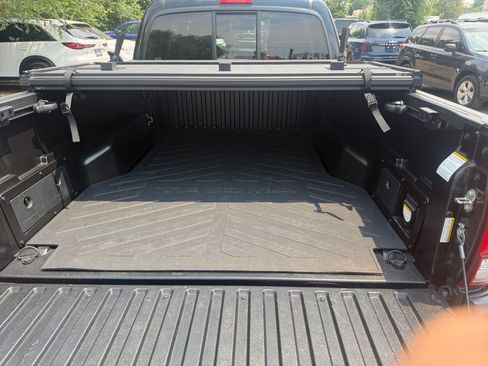 Used 2018 Toyota Tacoma TRD Off-Road w/ Technology Package AWD/4WD image 32