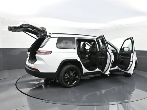 Used 2023 Jeep Grand Cherokee L Altitude image 42