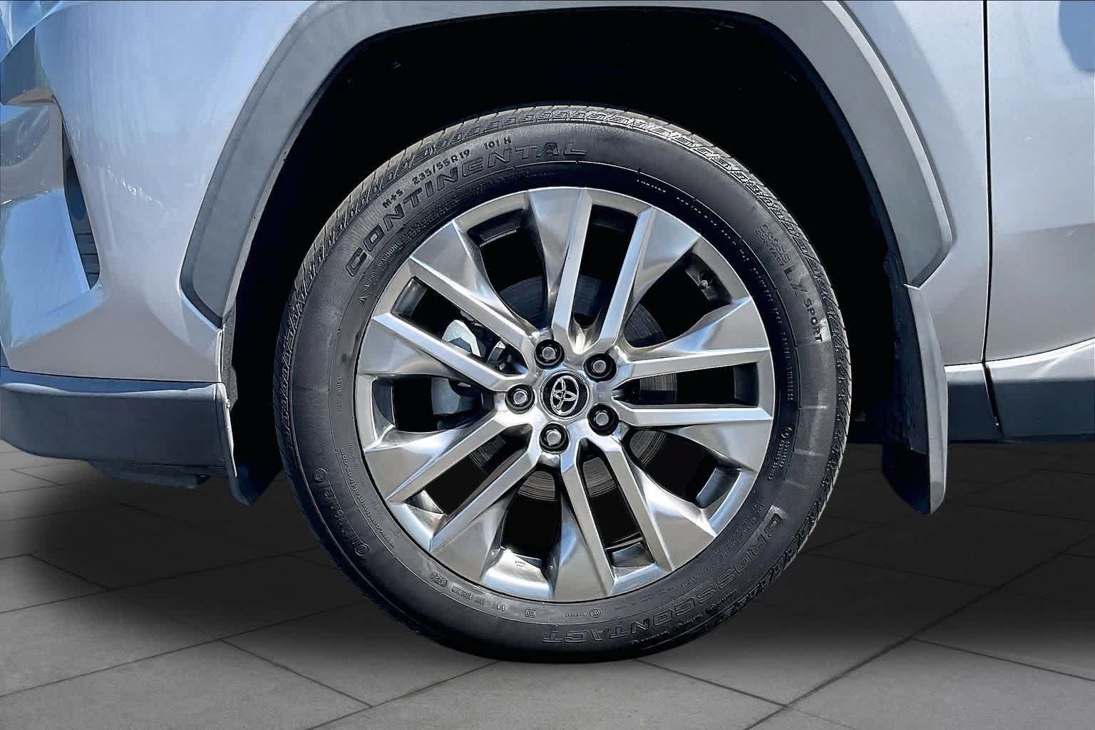 Used 2021 Toyota RAV4 XLE Premium FWD image 10