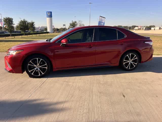 Used 2020 Toyota Camry SE w/ Convenience Package FWD image 4
