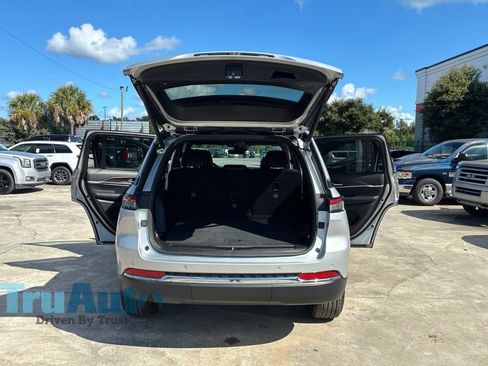 Used 2025 Jeep Grand Cherokee Limited AWD/4WD image 16