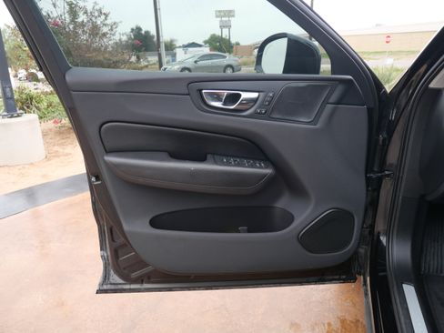 Used 2019 Volvo XC60 T5 Momentum w/ Protection Package Premier image 14