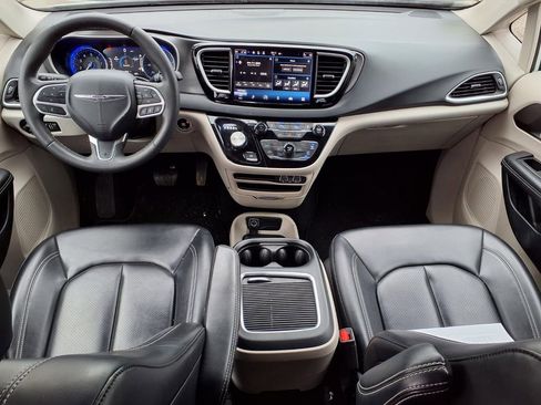 Used 2023 Chrysler Pacifica Touring-L image 13