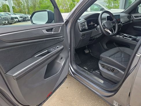 Used 2024 Volkswagen Atlas Cross Sport SE AWD/4WD image 31