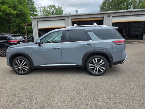 Used 2023 Nissan Pathfinder Platinum w/ Cargo Package AWD/4WD image 32