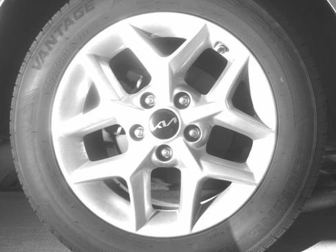Used 2025 Kia Soul LX w/ LX Technology Package FWD image 12