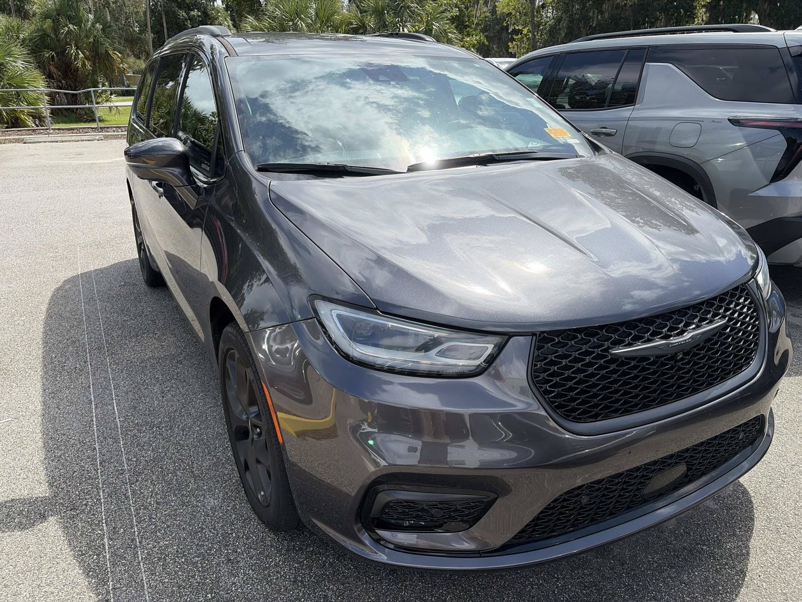 Used 2022 Chrysler Pacifica Touring-L w/ Uconnect Theater Family Group AWD/4WD image 1