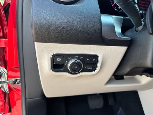 Used 2024 Mercedes-Benz GLB 250 image 32