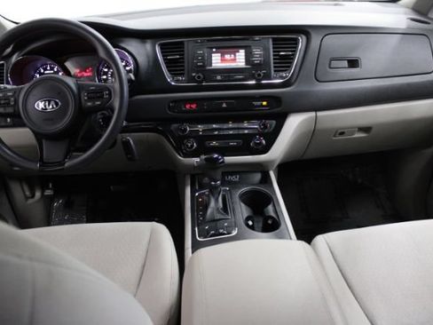 Used 2016 Kia Sedona LX w/ Option Group 020 FWD image 2