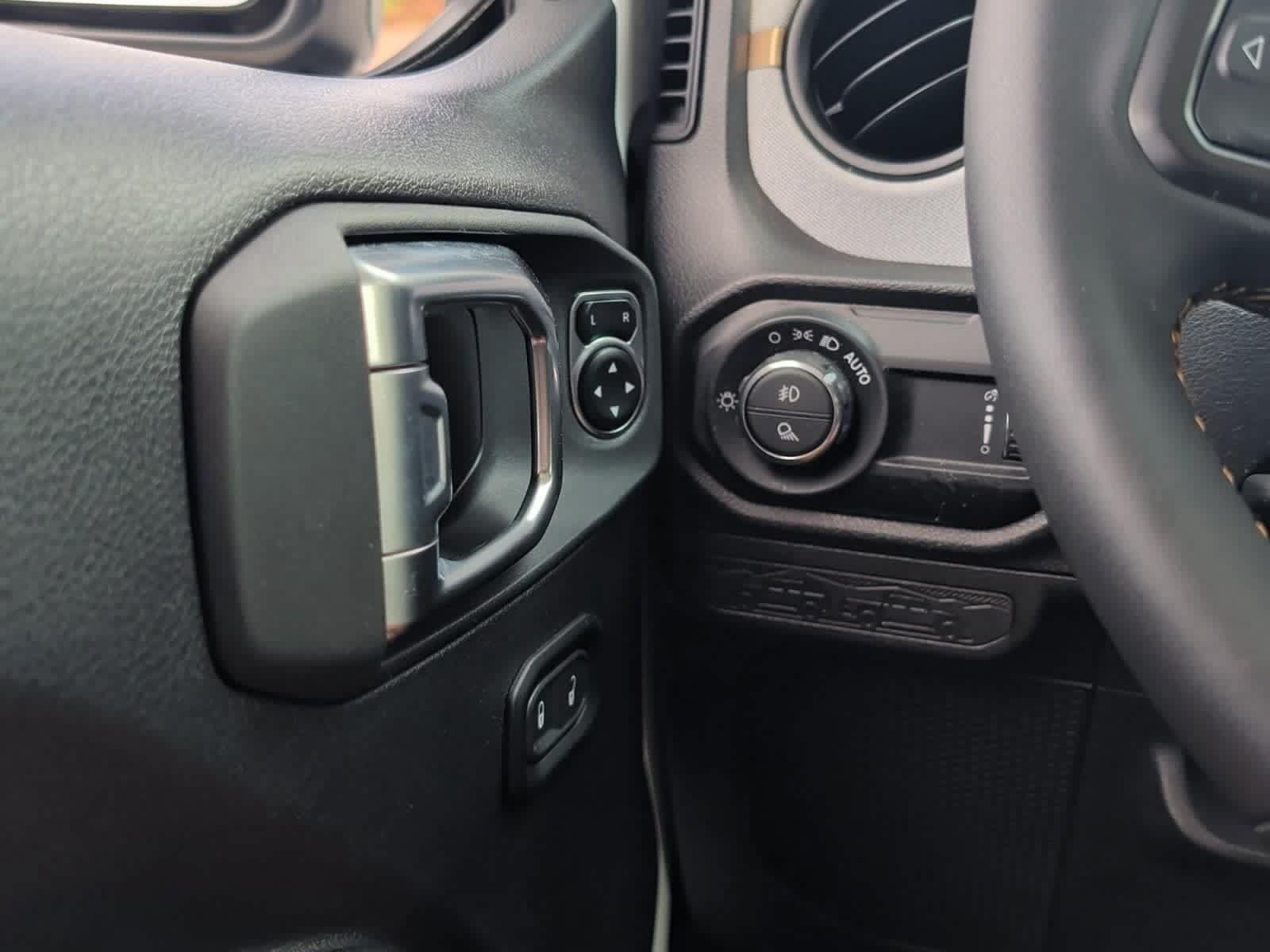 Used 2024 Jeep Gladiator Sport AWD/4WD image 21